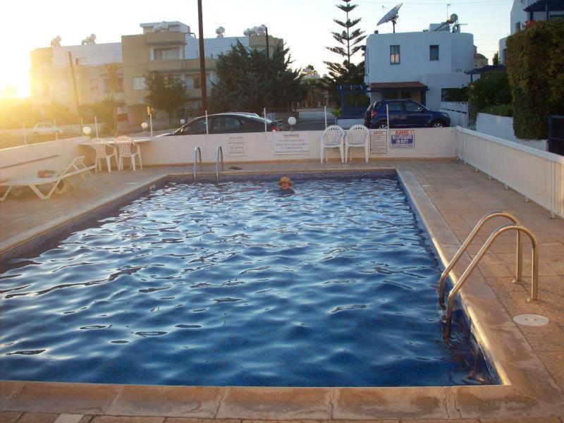 Ferienwohnung Central Gem - 10 Min Walk To The Sea, Harbor And Mall Paphos Exterior foto