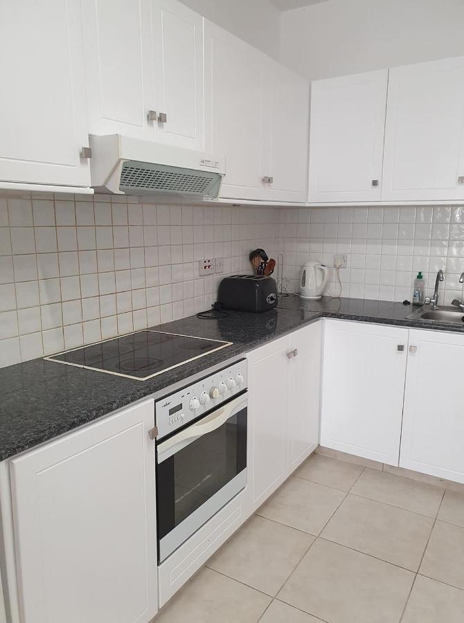 Ferienwohnung Central Gem - 10 Min Walk To The Sea, Harbor And Mall Paphos Exterior foto