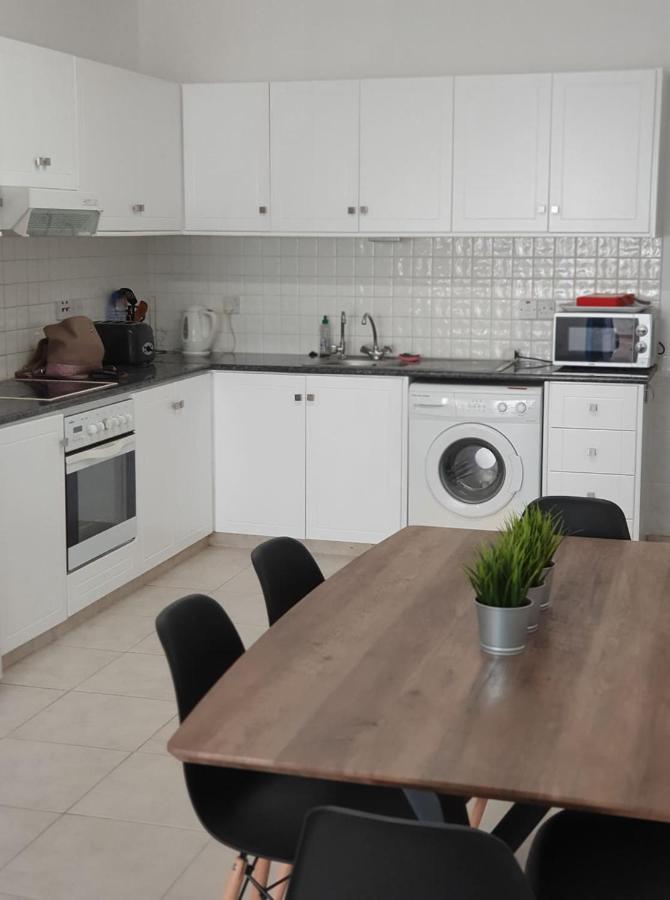 Ferienwohnung Central Gem - 10 Min Walk To The Sea, Harbor And Mall Paphos Exterior foto