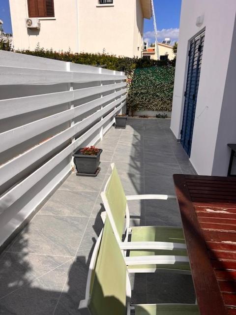 Ferienwohnung Central Gem - 10 Min Walk To The Sea, Harbor And Mall Paphos Exterior foto